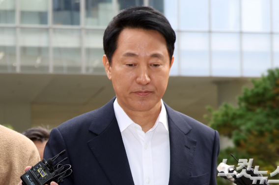 정치자금법 위반 혐의를 받는 오세훈 서울시장이 지난달 8일 오전 서울 종로구 KT광화문빌딩 웨스트에 마련된 김건희 특검팀(특별검사 민중기)에 출석하고 있다. 윤창원 기자