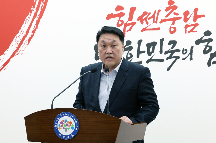 안호 충남도 산업경제실장이 1일 도청 프레스센터에서 보령의 '이산화탄소 전환을 통한 지속가능 항공유(e-SAF) 생산 기술 개발' 사업과 관련해 설명하고 있다. 충남도 제공