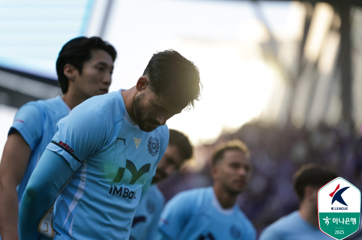 고개 숙인 세징야. 한국프로축구연맹
