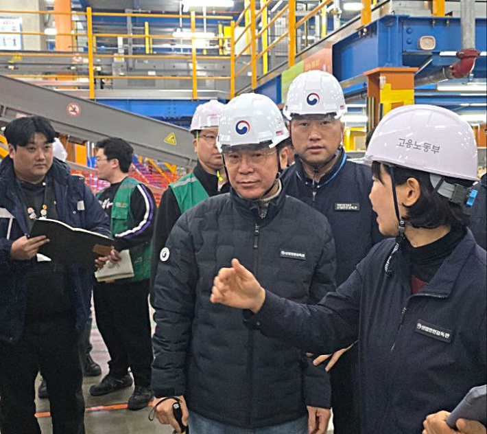 김영훈 고용노동부 장관이 지난달 28일 경기 고양시 소재 쿠팡 물류센터를 불시 점검하고 있다. 고용노동부 제공