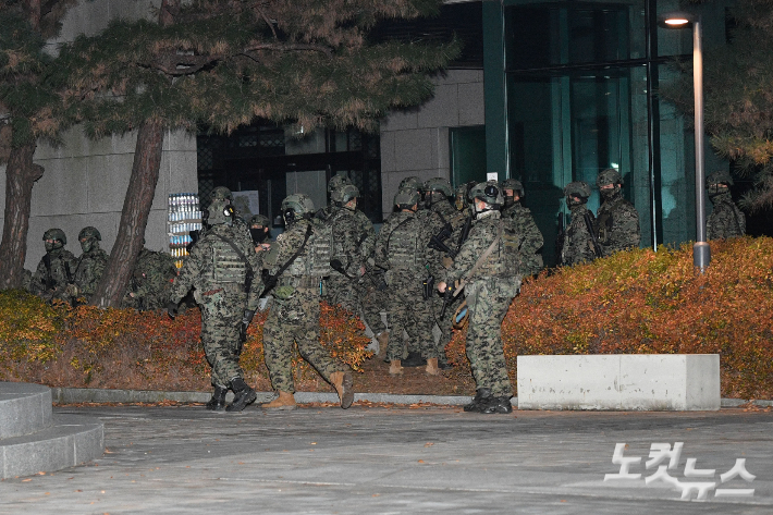 지난해 12월 4일 새벽 서울 여의도 국회의사당에서 군 병력이 비상계엄 해제 요구 결의안이 가결되자 철수하고 있다. 류영주 기자