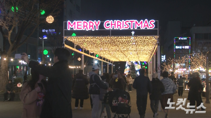 제5회 강릉크리스마스 겨울축제는 내년 1월 31일까지 강릉 월화거리와 안목해변 등 강릉 곳곳에서 열릴 예정이다. 최진성 아나운서