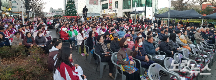 강릉크리스마스겨울축제 조직위원회와 강릉시기독교연합회 등은 지난 30일 제5회 강릉크리스마스 겨울축제 성탄트리 점등예배를 드렸다. 최진성 아나운서