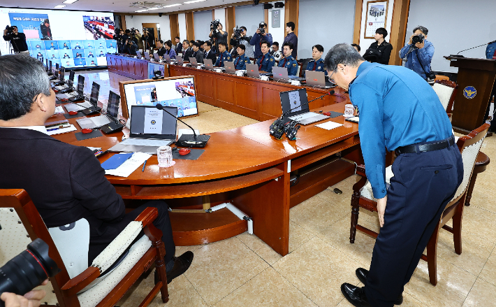 경찰청장 대행, 12ㆍ3 계엄 관련 대국민 사과     (서울=연합뉴스) 김인철 기자 = 유재성 경찰청장 직무대행이 1일 서울 서대문구 경찰청에서 전국 경찰 지휘부 화상회의를 주재하며 12·3 비상계엄 당시 국회 출입을 통제한 경찰의 행위에 대해 대국민 사과를 하고 있다. 2025.12.1     yatoya@yna.co.kr (끝)   <저작권자(c) 연합뉴스, 무단 전재-재배포, AI 학습 및 활용 금지> 연합뉴스