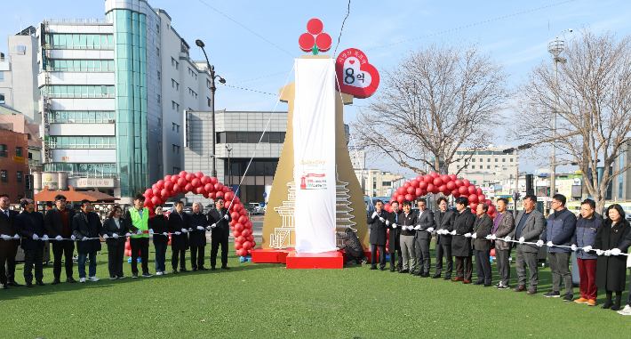 희망2026 나눔캠페인의 상징물인 '사랑의 온도탑' 제막식에서 주낙영 경주시장과 지역 단체 관계자들이 기념촬영을 하고 있다. 경주시 제공
