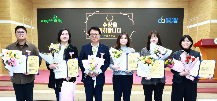 손병복 울진군수가 대민 서비스 향상에 기여한 우수 부서와 친절 공무원을 선정해 시상하고 있다. 울진군 제공