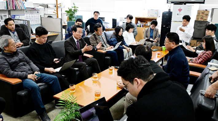 유정복 시장이 기자들과 간담회를 진행하고 있는 모습. 인천시 제공