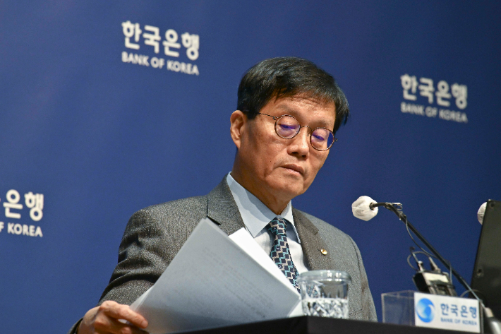 이창용 한국은행 총재가 지난달 27일 서울 중구 한국은행에서 열린 기자간담회를 하고 있다. 연합뉴스