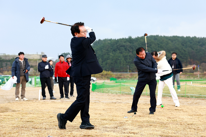 손병복 울진군수가 파크골프 시타를 하고 있다. 울진군 제공