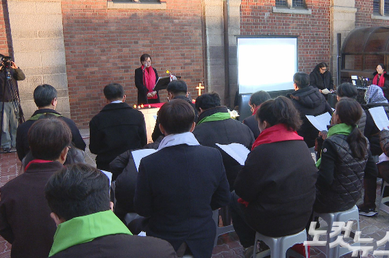 지난 28일, 대한성공회 서울주교좌성당 옆 야외광장에서 열린 2025 팔레스타인 평화를 위한 대림절 기도회.