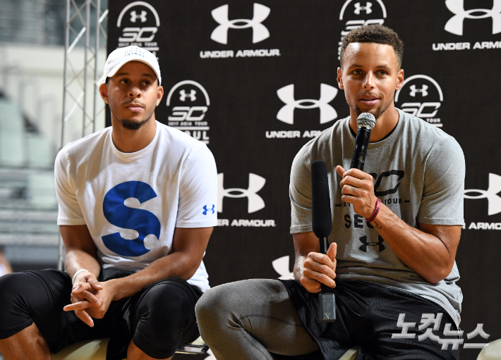 미국 프로농구(NBA) 선수 스테판 커리(오른쪽)와 친동생 세스 커리가 27일 오후 서울 중구 장충체육관에서 열린 '언더아머-스테판 커리 라이브 인 서울' 행사 종료 후 인터뷰를 갖고 있다. 황진환 기자