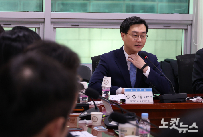 더불어민주당 장경태 의원이 1일 국회 의원회관에서 열린 기업 경쟁력 강화를 위한 법무 혁신 전략 세미나에 참석해 인사말 하고 있다. 황진환 기자