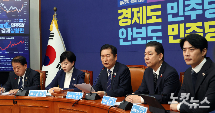 더불어민주당 정청래 대표가 1일 국회에서 열린 최고위원회의에 참석해 모두발언 하고 있다. 왼쪽부터 김병주, 전현희 최고위원, 정 대표, 김 원내대표, 한준호 최고위원. 황진환 기자