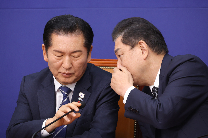 더불어민주당 정청래 대표와 김병기 원내대표가 1일 서울 여의도 국회에서 열린 최고위원회의에서 대화하고 있다. 연합뉴스