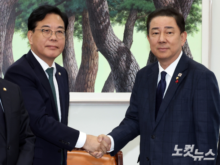 더불어민주당 김병기 원내대표와 국민의힘 송언석 원내대표. 윤창원 기자