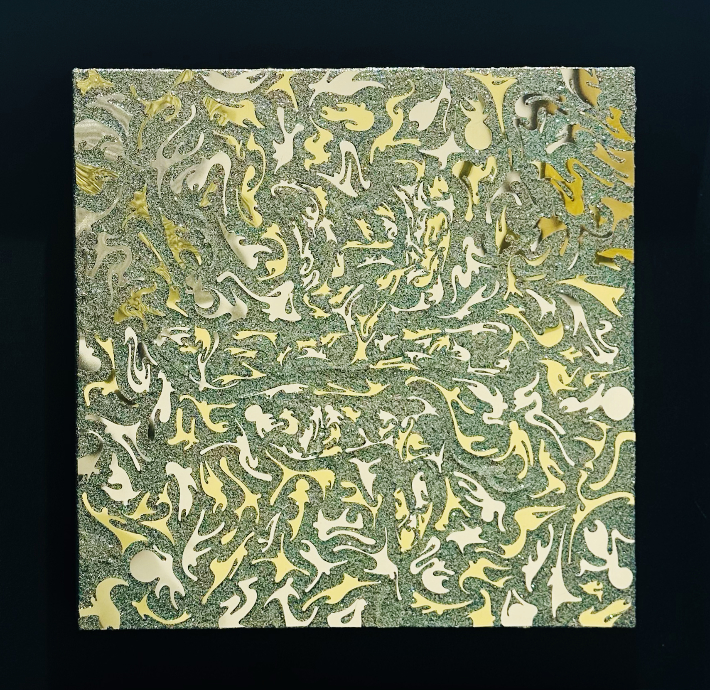 장인희, '복 001', Hand-cut mirror PET fi lm and mixed media on canvas, 30 × 30 cm(2025). 금산갤러리 제공