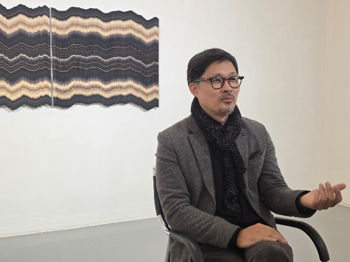 전병삼 작가가 11월 28일 갤러리그림손에서 열린 아티스트 토크(Artist talk)에서 작품에 관한 이야기를 직접 전달하고 있다. 곽인숙 기자    