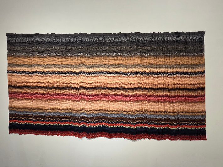 전병삼, 'WAVE__20251020001__MOTHER', Sewing on printed fabric, 270 x 140 cm(2025). 곽인숙 기자