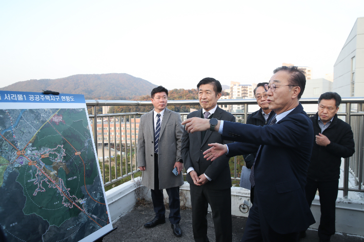  김윤덕 국토교통부 장관이 지난달 5일 서울 서리풀 지구를 방문해 사업 이행 상황을 점검하고 있다. 국토교통부 제공