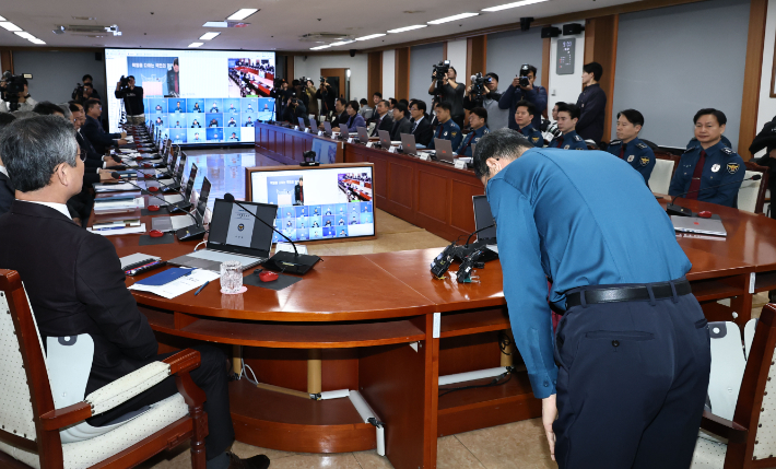 유재성 경찰청장 직무대행이 1일 서울 서대문구 경찰청에서 전국 경찰 지휘부 화상회의를 주재하며 12·3 비상계엄 당시 국회 출입을 통제한 경찰의 행위에 대해 대국민 사과를 하고 있다. 연합뉴스