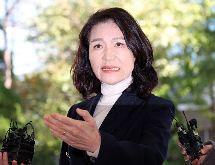 공직선거법과 국가공무원법 등 위반 혐의를 받는 이진숙 전 방송통신위원장이 지난 10월 27일 서울 영등포경찰서에서 3차 조사를 받기 위해 출석하며 입장을 밝히고 있다. 황진환 기자