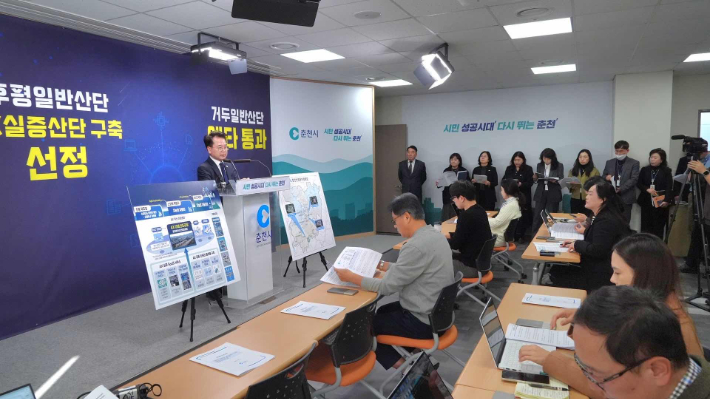 육동한 춘천시장은 지난 1일 브리핑에서 "AX 실증산단과 거두일반산단 예타 통과를 계기로 춘천 산업 지형을 재편하겠다"며 "청년 일자리와 지역경제 활력을 높이는 혁신 생태계를 완성하겠다"고 밝혔다. 춘천시 제공