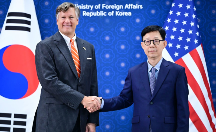 박윤주 외교부 제1차관과 크리스토퍼 랜다우 미국 국무부 부장관이 지난 9월 14일 서울 종로구 도렴동 외교부 청사에서 열린 한미 외교차관 회담에 앞서 악수하고 있다. 외교부 제공