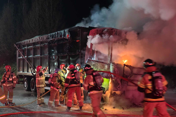 2일 오전 3시 58분쯤 강원 횡성군 안흥면 소사리 영동고속도로 강릉방향 횡성휴게소에 주차된 25톤 화물차에서 불이 났다. 강원소방본부 제공