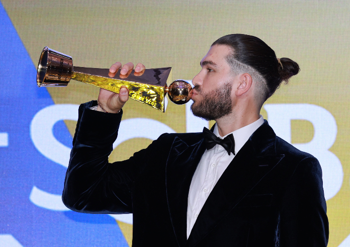 지난달 24일 서울 송파구 롯데호텔 월드에서 열린 2025 신한 SOL뱅크 KBO 시상식에서 정규시즌 최우수선수(MVP)로 선정된 한화의 폰세가 트로피와 함께 기념촬영을 하고 있다. 연합뉴스