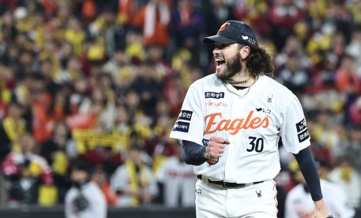 지난 10월 29일 대전한화생명볼파크에서 열린 2025 프로야구 KBO리그 포스트시즌 한국시리즈 3차전 LG 트윈스와 한화 이글스의 경기. 2회초 2사 1루 한화 폰세가 LG 박동원을 삼진아웃으로 처리한 뒤 기뻐하고 있다. 연합뉴스