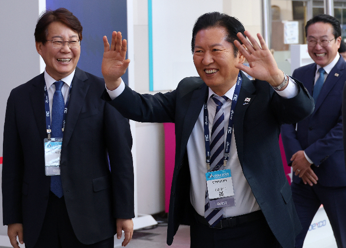 더불어민주당 정청래 대표가 지난달 14일 오후 부산을 방문했을 당시 모습. 왼쪽 변성완 부산시당 위원장, 오른쪽 박재범 부산 남구지역위원장. 연합뉴스