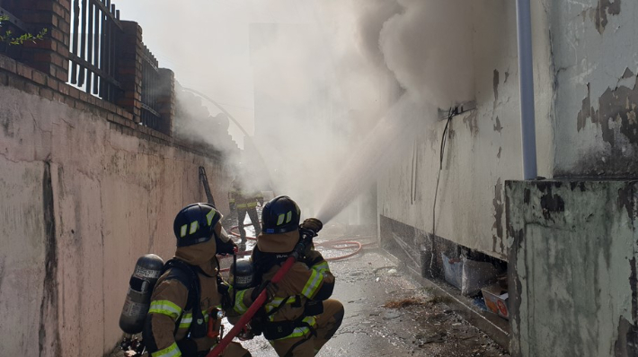 소방관들이 아파트 화재를 진화하고 있다. 경북소방본부 제공