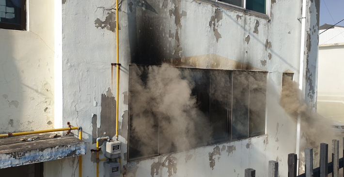 불이 난 아파트. 경북소방본부 제공