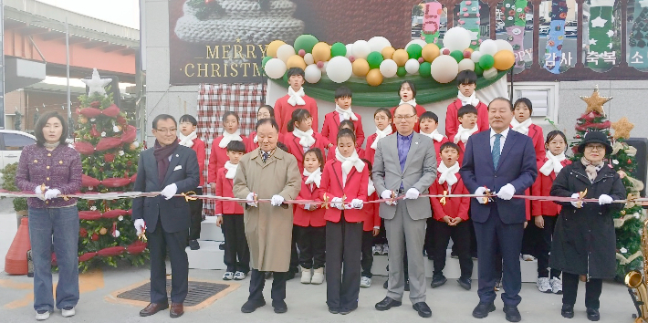 '크리스마스 트리니팅' 완료 리본 커팅식. 땅끝교회 제공