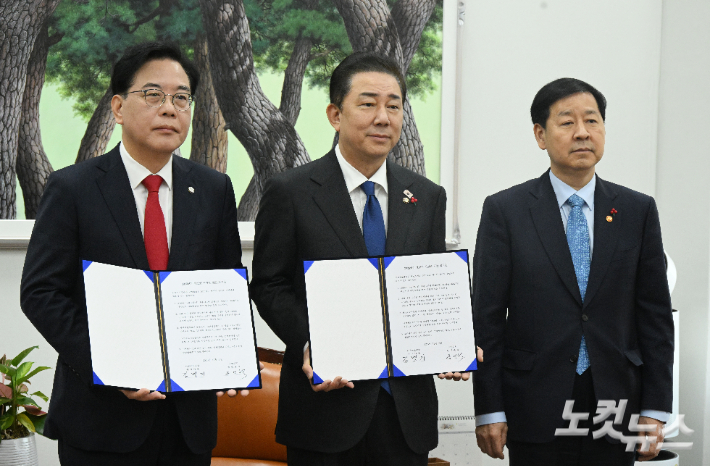 송언석 국민의힘 원내대표(왼쪽부터), 김병기 더불어민주당 원내대표, 구윤철 부총리 겸 기획재정부 장관이 2일 서울 여의도 국회에서 2026년도 예산안 처리를 위한 합의문에 서명을 마치고 기념촬영을 하고 있다. 윤창원 기자