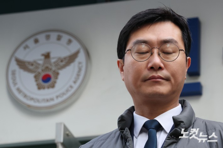 더불어민주당 장경태 의원이 2일 오전 자신을 성추행 의혹으로 고발한 고소인을 무고 및 폭행 등으로 고소·고발하기 위해 서울경찰청 민원실을 방문해 고소·고발장을 접수한 후 입장을 밝히고 있다.