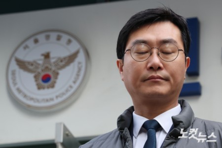 더불어민주당 장경태 의원이 2일 오전 자신을 성추행 의혹으로 고발한 고소인을 무고 및 폭행 등으로 고소·고발하기 위해 서울경찰청 민원실을 방문해 고소·고발장을 접수한 후 입장을 밝히고 있다.