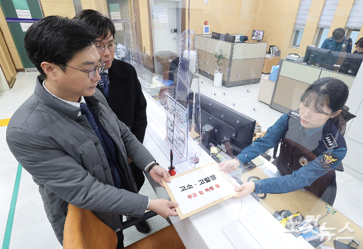 더불어민주당 장경태 의원이 2일 오전 자신을 성추행 의혹으로 고발한 고소인을 무고 및 폭행 등으로 고소·고발하기 위해 서울경찰청 민원실을 방문해 고소·고발장을 접수하고 있다. 류영주 기자