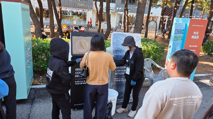 다회용컵을 반납하고 있는 시민들. 강릉시 제공