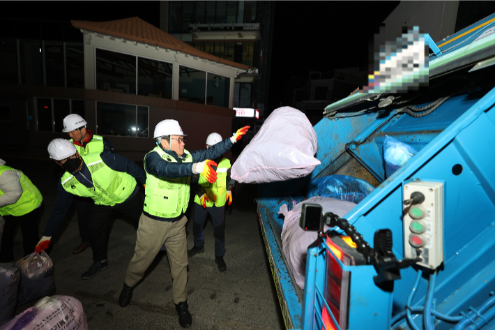 한편 김홍규 시장은 2일 강릉커피거리 일대 생활쓰레기 수거 현장을 직접 방문해 수거 작업의 업무 강도와 안전 문제 등 청소 현장 실태를 점검했다. 강릉시 제공