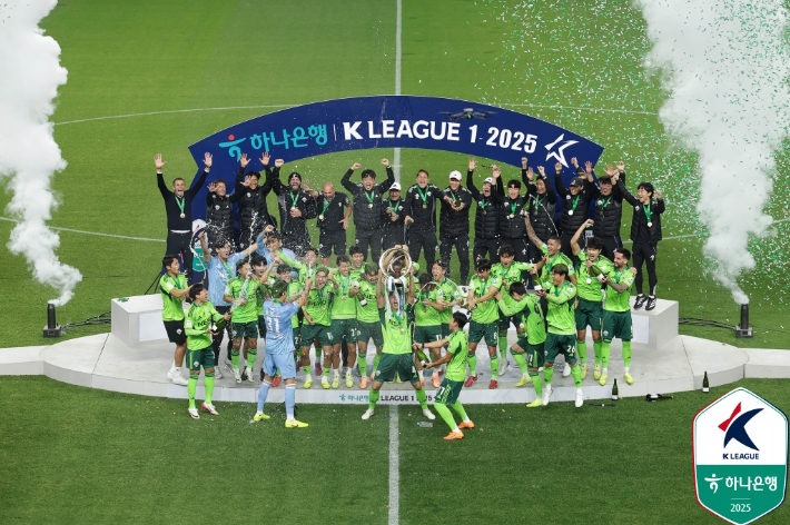지난달 8일 전주월드컵경기장에서 열린 하나은행 K리그1 2025 전북 현대와 대전하나시티즌의 경기가 끝난 뒤 전북 거스 포옛 감독과 선수들이 우승 대관식을 하고 있다. 지난 10월 18일 전북은 수원 FC에 2-0으로 승리하며 K리그1 통산 10번째 우승을 확정했다. 한국프로축구연맹 제공