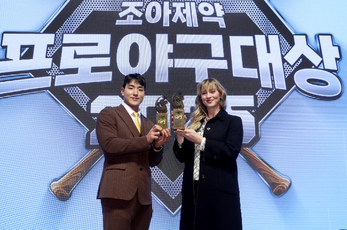 2일 서울 강남구 라움아트센터에서 열린 2025 조아제약 프로야구 대상 시상식에서 대상을 공동 수상한 kt 안현민과 한화 투수 폰세의 대리 수상자인 아내 엠마 폰세가 트로피를 들고 포즈를 취하고 있다. 일간스포츠