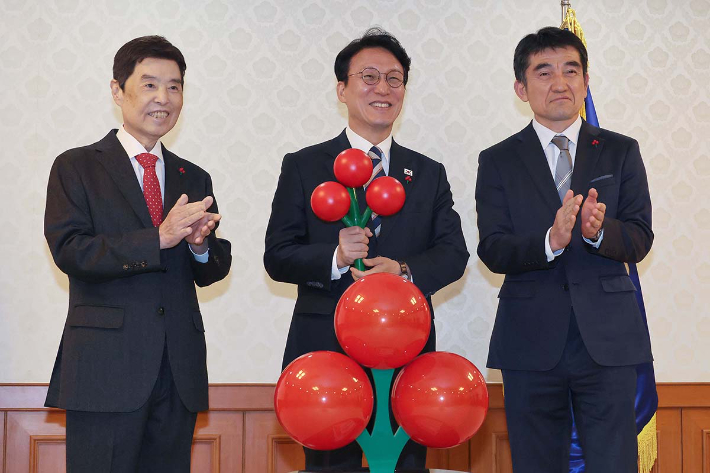 김민석 총리, 사랑의 열매 성금 전달[노컷네컷]