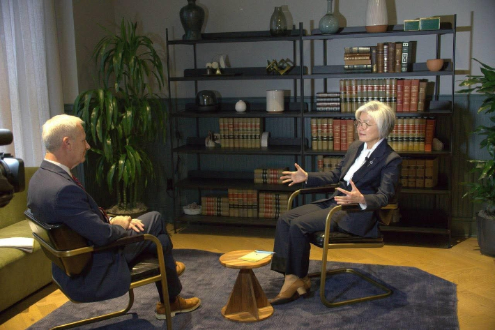 강경화 주미대사가 1일(현지시간) 미국 조지아주 현지언론 WSB TV와 인터뷰하고 있다. 주미국 대한민국대사관 제공