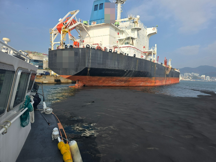 지난달 26일 오전 10시 30분쯤 부산 감천항 해상에 검댕 폐기물을 바다에 유출한 유조선이 부산해경에 적발됐다. 부산해양경찰서 제공