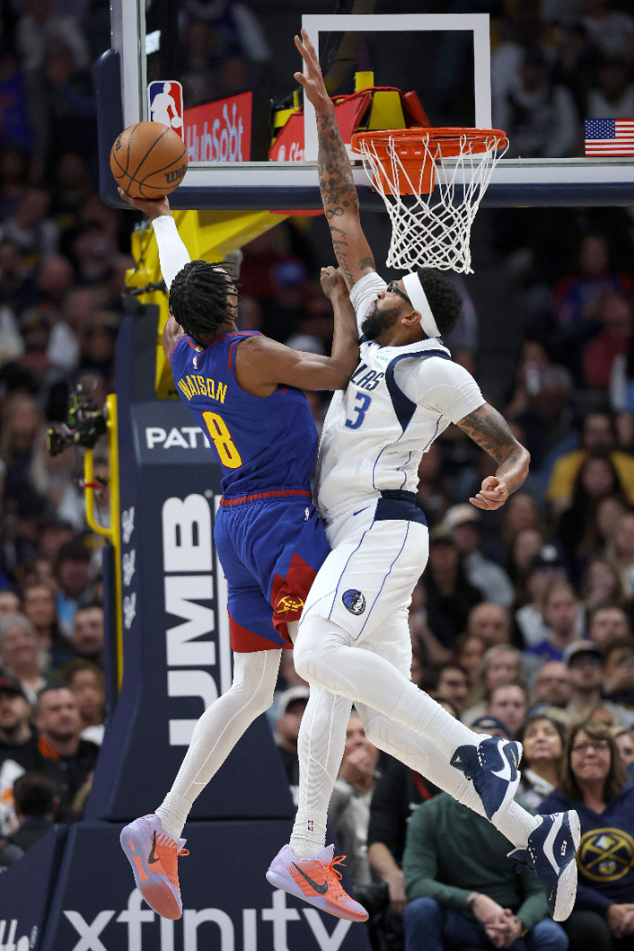 블록슛을 시도하는 앤서니 데이비스(오른쪽). 연합뉴스