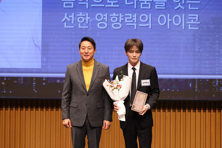 오세훈 서울시장으로부터 표창패를 받고 기념 촬영중인 김재중. 권민철 기자