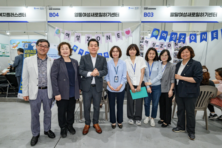 지난해 5월 산업별 일자리 박람회에 참석한 이재준 수원특례시장(왼쪽 세 번째)과 수원시의회 의원들이 수원지역 새일센터 관계자들을 격려한 뒤 기념촬영을 하고 있다. 수원시 제공