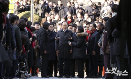 국회의 12·3 비상계엄 해제 의결 방해 의혹을 받는 추경호 전 국민의힘 원내대표가 2일 서울 서초구 서울중앙지방법원에서 열린 영장실질심사에 출석하고 있다.