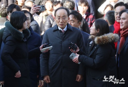 국회의 12·3 비상계엄 해제 의결 방해 의혹을 받는 추경호 전 국민의힘 원내대표가 2일 서울 서초구 서울중앙지방법원에서 열린 영장실질심사에 출석하고 있다.